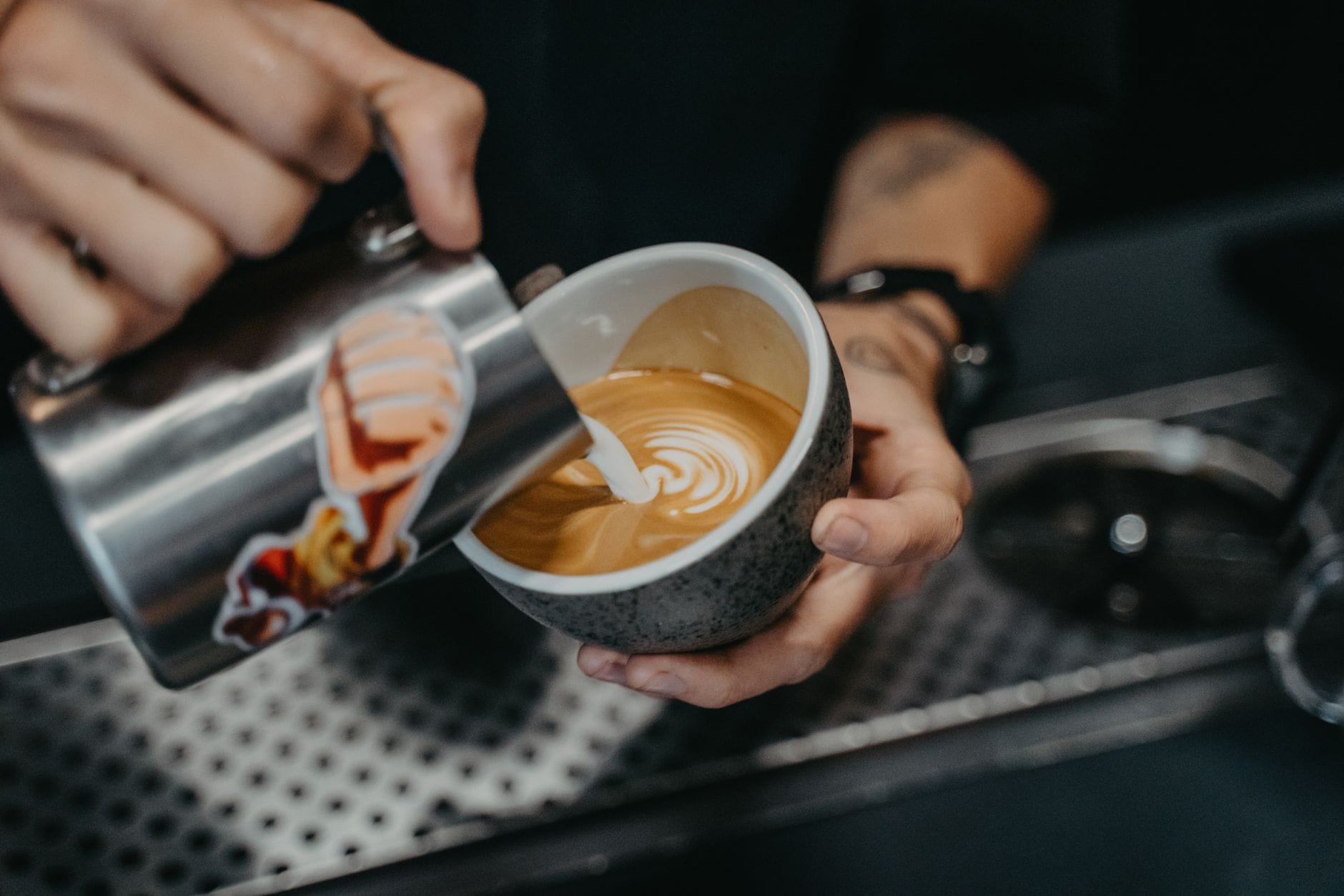 Barista preparando café especial
